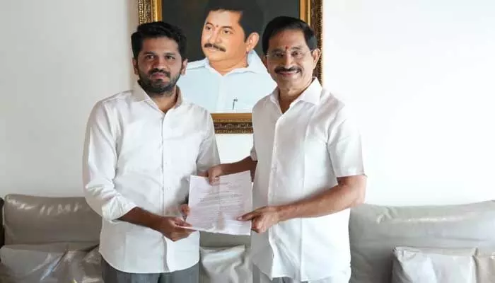 సిర్సపల్లి డంప్ యార్డ్ ప్రతిపాదన వెనక్కి తీసుకోవాలి : కాంగ్రెస్ ఇన్ చార్జి వొడితల ప్రణవ్ సిర్సపల్లి డంప్ యార్డ్ ప్రతిపాదన వెనక్కి తీసుకోవాలి : కాంగ్రెస్ ఇన్ చార్జి వొడితల ప్రణవ్