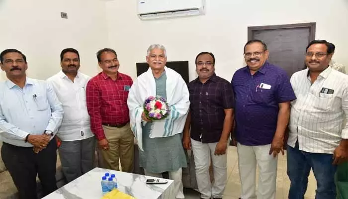 మీడియా అకాడమీ చైర్మన్ శ్రీనివాస్ రెడ్డికి సాదర స్వాగతం మీడియా అకాడమీ చైర్మన్ శ్రీనివాస్ రెడ్డికి సాదర స్వాగతం
