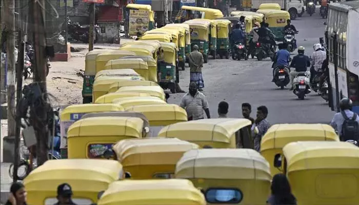 CNG గ్యాస్ కష్టాలు.. వందలాది ఆటోల క్యూ CNG గ్యాస్ కష్టాలు.. వందలాది ఆటోల క్యూ