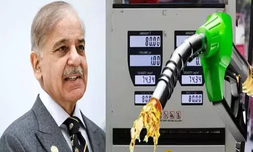 పాక్ ప్రభుత్వం సంచలన నిర్ణయం.. లీటర్ పెట్రోల్ పై భారీ తగ్గింపు!