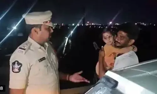 ఆత్మహత్యకు బయల్దేరిన కుటుంబం.. దేవుడిలా వచ్చి కాపాడిన పోలీసు