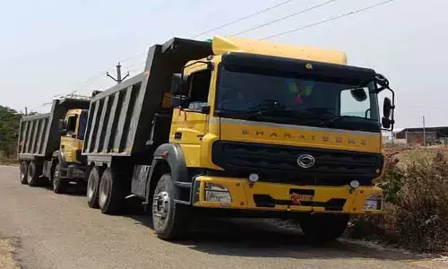 ప‌ట్టుకున్న అక్ర‌మ ఇసుక టిప్ప‌ర్లు
