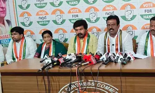కుర్చేసుకొని  ప్రాజెక్టును పూర్తి చేస్తానన్న కేసీఆర్ కు కుర్చీ దొరకలేదా..?