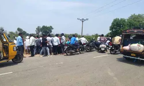 కారు-బైకు ఢీ.. వ్య‌క్తికి తీవ్ర గాయాలు
