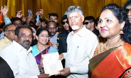 ఏపీ సీఎం చంద్ర‌బాబుని వివాహానికి ఆహ్వానించిన ఎం.న‌ర్సింహులు