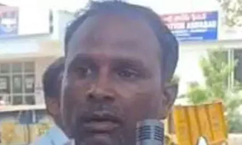 విద్యార్థిని వేధింపులకు గురి చేస్తున్నాడని తల్లిదండ్రులు పోలీస్ స్టేషన్‌లో ఫిర్యాదు
