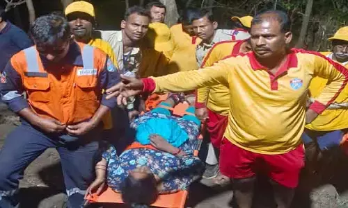 మానవత్వాన్ని చాటిన ఎస్సై వెంకటేష్ గౌడ్