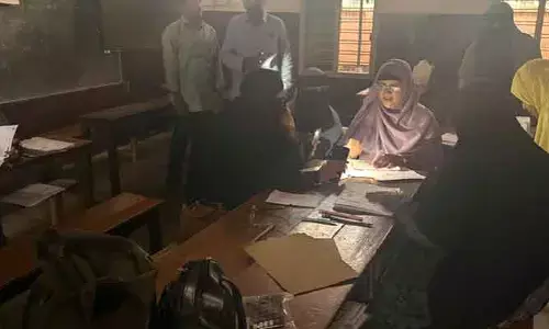 చీకట్లోనే  పది పేపర్లు దిద్దేస్తున్నారు..!