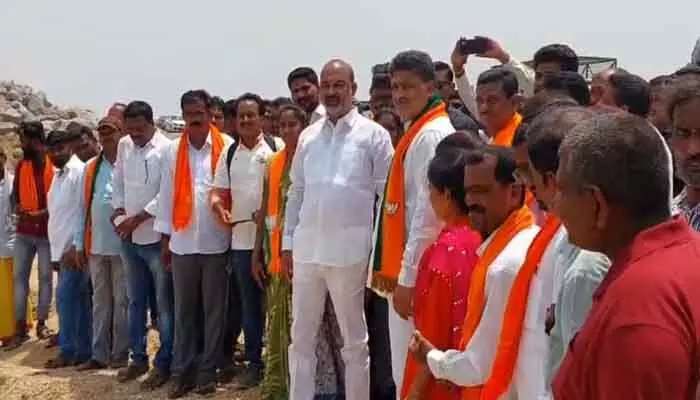 అబద్ధాల్లో సీఎంకు ఆస్కార్ ఇవ్వొచ్చు : కేంద్ర మంత్రి బండి సంజయ్ అబద్ధాల్లో సీఎంకు ఆస్కార్ ఇవ్వొచ్చు : కేంద్ర మంత్రి బండి సంజయ్