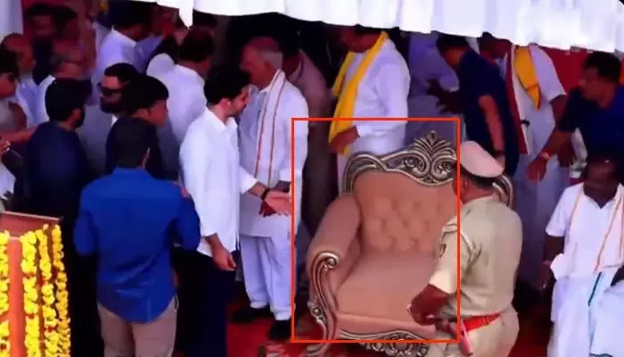‘నాకు చిన్న కుర్చీ చాలు’.. కుమారస్వామి పట్ల గౌరవం చాటుకున్న లోకేశ్ ‘నాకు చిన్న కుర్చీ చాలు’.. కుమారస్వామి పట్ల గౌరవం చాటుకున్న లోకేశ్