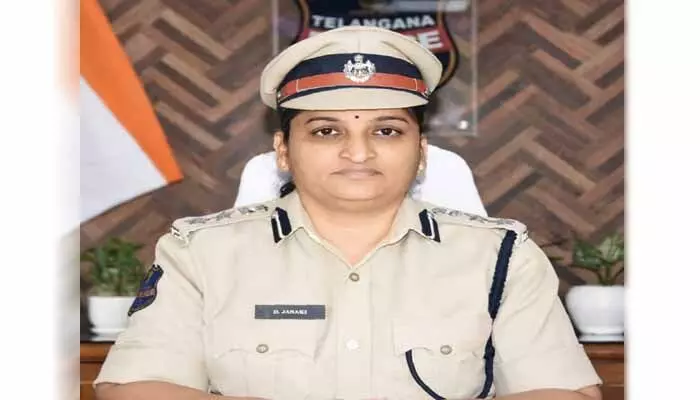 పోలీస్ స్టేషన్ కు రాలేని బాధితుల ఇంటి వద్దే ఎఫ్ఐఆర్ నమోదు : ఎస్పీ జానకి పోలీస్ స్టేషన్ కు రాలేని బాధితుల ఇంటి వద్దే ఎఫ్ఐఆర్ నమోదు : ఎస్పీ జానకి