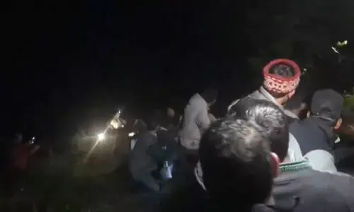 లోయలో పడ్డ పర్యాటకుల వాహనం.. నలుగురు మృతి
