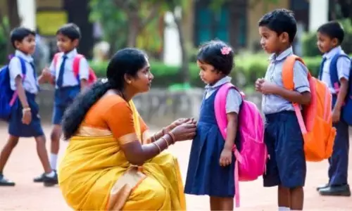 బడి పంతులా.. బజారు కూలీలా?