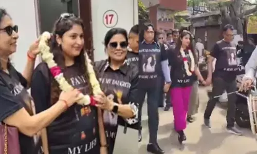 కూతురు విడాకులు.. పేరెంట్స్ గ్రాండ్ సెలబ్రేషన్స్