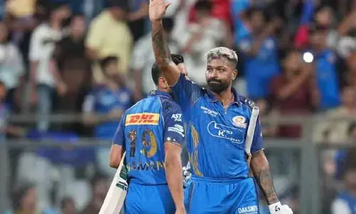 ముంబై ఇండియన్స్ జట్టులో ఏం జరుగుతుంది?.. జట్టుతో కలవని కెప్టెన్ పాండ్యా