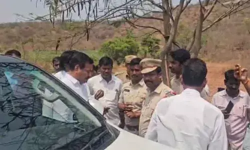 సోమ‌శీల వెళ్తున్న మాజీ ఎమ్మెల్యే బీరం ను అడ్డుకున్న పోలీసులు