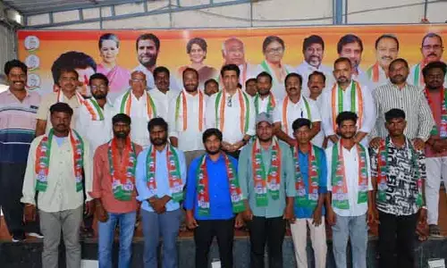 బీఆర్ఎస్ వీడి కాంగ్రెస్ లో చేరిన మాజీ కౌన్సిల్