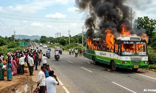 షాకింగ్: విద్యుత్ తీగలు తగిలి దగ్ధమైన ఆర్టీసీ బస్సు