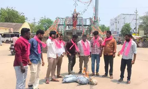 మంత్రి ఇలాకాలో దుర్భరమవుతున్న విద్యార్థుల జీవితాలు