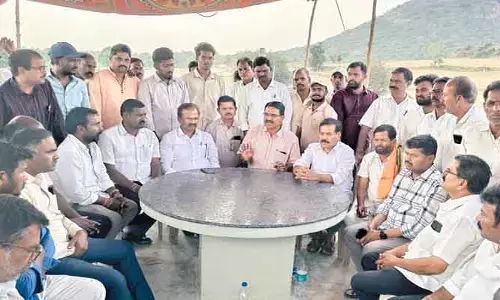 జ‌ల‌విద్యుత్ పేరిట శ్రీశైలం నీటిని ఏపీ ప్ర‌భుత్వం దోచుకుంటుంటే కాంగ్రెస్ ప్ర‌భుత్వం చోద్యం చూస్తుంది : మాజీ మంత్రి నిరంజ‌న్ రెడ్డి