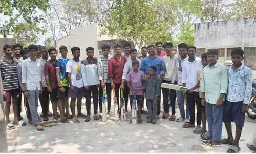 యువ‌త స్కూల్ పిల్ల‌ల‌కు క్రికెట్ బ్యాట్స్ పంపిణీ