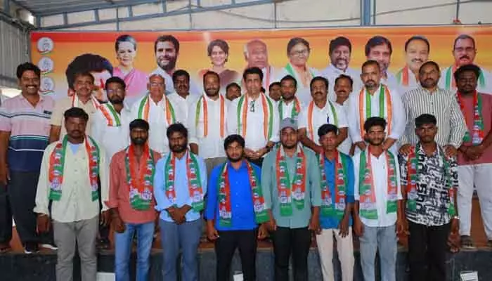 బీఆర్ఎస్ వీడి కాంగ్రెస్ లో చేరిన మాజీ కౌన్సిల్ బీఆర్ఎస్ వీడి కాంగ్రెస్ లో చేరిన మాజీ కౌన్సిల్