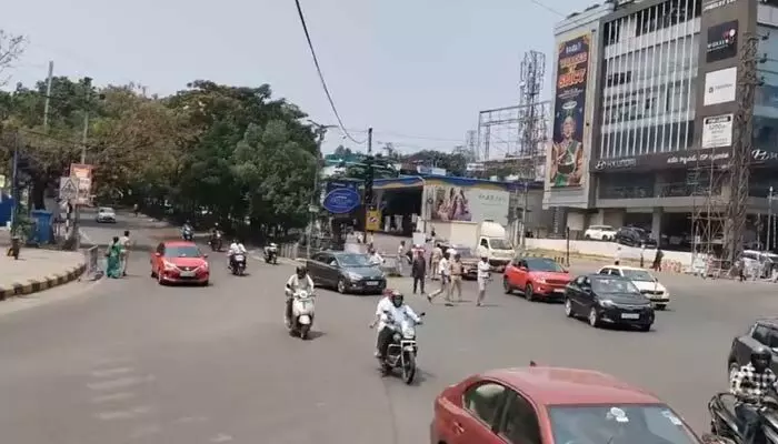 కేబీఆర్ పార్క్ వద్ద ఫ్లైఓవర్ పనులు షురూ! ట్రాఫిక్ మళ్లింపుల ట్రయల్ రన్ కేబీఆర్ పార్క్ వద్ద ఫ్లైఓవర్ పనులు షురూ! ట్రాఫిక్ మళ్లింపుల ట్రయల్ రన్