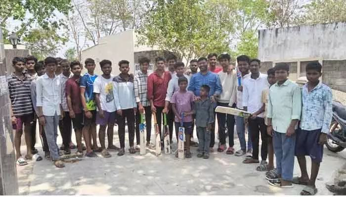 యువత స్కూల్ పిల్లలకు క్రికెట్ బ్యాట్స్ పంపిణీ యువత స్కూల్ పిల్లలకు క్రికెట్ బ్యాట్స్ పంపిణీ