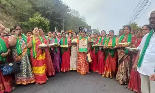 కనకదుర్గమ్మను దర్శించుకున్న రాజధాని మహిళలు, రైతులు