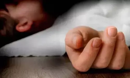 లారీ చ‌క్రాల కింద న‌లిగిన ప‌సిప్రాణం