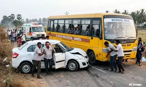 షాకింగ్: స్కూల్ బస్సును ఢీకొన్న అతివేగపు కారు!