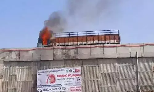 తృటిలో తప్పిన ముప్పు: ఆదోని ఫ్లైఓవర్‌పై లారీని చుట్టుముట్టిన మంటలు