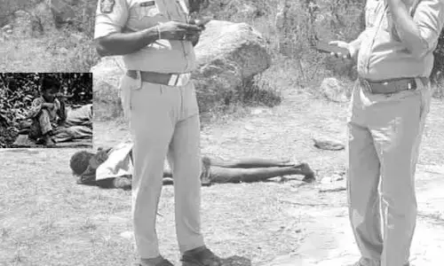 గుండెల్ని పిండేసే విషాదం... అడవిలో  తండ్రి మృతదేహం పక్కన ఐదేళ్ల బాలుడు