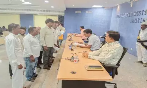 తిప్పాయిపల్లి సర్పంచ్ పై ప్ర‌జావాణిలో ఫిర్యాదు