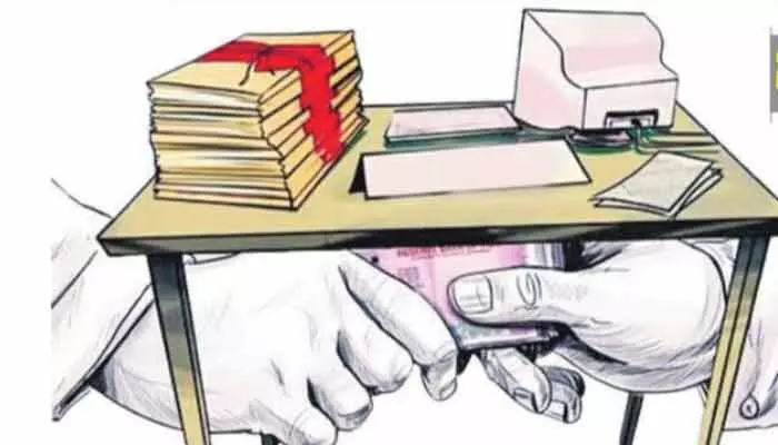 ఏసీబీ దాడులు చేసినా మారని తీరు: సబ్ రిజిస్ట్రార్ ఆఫీసుల్లో మామూళ్ల పర్వం ఏసీబీ దాడులు చేసినా మారని తీరు: సబ్ రిజిస్ట్రార్ ఆఫీసుల్లో మామూళ్ల పర్వం