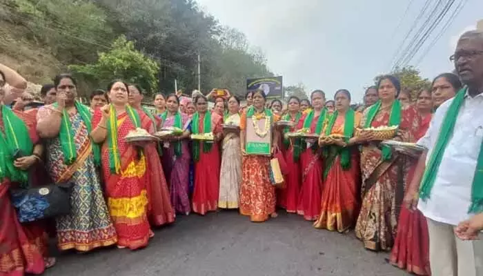 కనకదుర్గమ్మను దర్శించుకున్న రాజధాని మహిళలు, రైతులు కనకదుర్గమ్మను దర్శించుకున్న రాజధాని మహిళలు, రైతులు