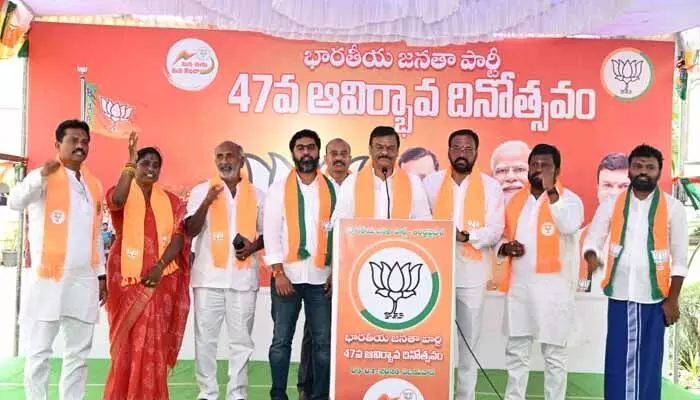 విచ్ఛిన్నకర రాజకీయాలకు బీజేపీ వ్యతిరేకం : ఏపీ బీజేపీ అధ్యక్షుడు మాధవ్ విచ్ఛిన్నకర రాజకీయాలకు బీజేపీ వ్యతిరేకం : ఏపీ బీజేపీ అధ్యక్షుడు మాధవ్