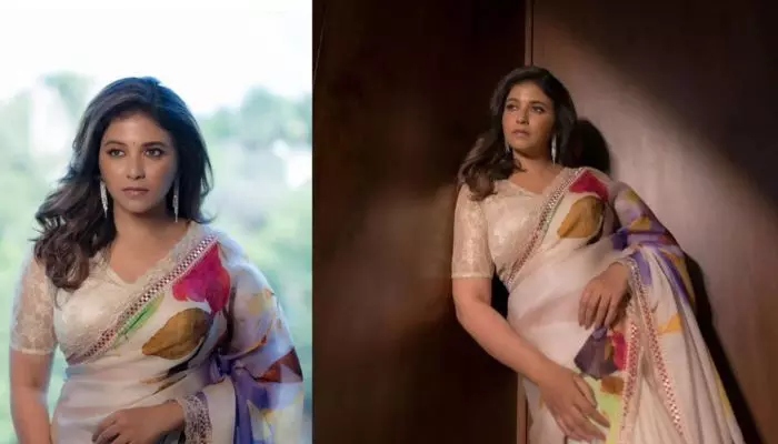 Anjali: పూల చీరలో హాట్ లుక్స్తో ఆకట్టుకుంటున్న అంజలి Anjali: పూల చీరలో హాట్ లుక్స్తో ఆకట్టుకుంటున్న అంజలి