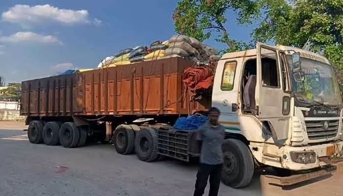 300 క్వింటాళ్ల రేషన్ బియ్యం పట్టివేత 300 క్వింటాళ్ల రేషన్ బియ్యం పట్టివేత
