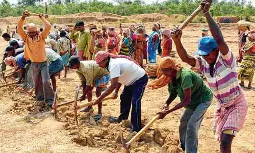 ఐదేళ్లలో కనిష్టానికి ఉపాధి హామీ పనులు:  7 కోట్లకు పడిపోయిన పనిదినాలు!