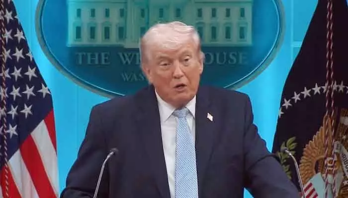 Donald Trump: అమెరికాలో ‘కోవర్టు’ వేట.. జర్నలిస్టులకు ట్రంప్ జైలు హెచ్చరిక! Donald Trump: అమెరికాలో ‘కోవర్టు’ వేట.. జర్నలిస్టులకు ట్రంప్ జైలు హెచ్చరిక!