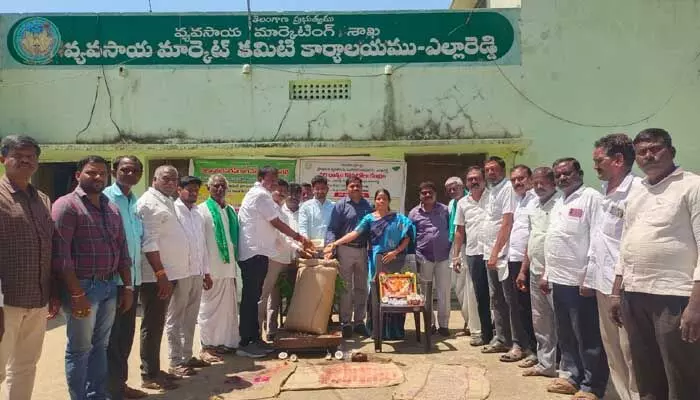దళారులను నమ్మి రైతులు మోసపోవద్దు : ఆర్డీఓ ప్రభాకర్ దళారులను నమ్మి రైతులు మోసపోవద్దు : ఆర్డీఓ ప్రభాకర్