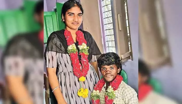 ప్రేమకు రూపురేఖలు అడ్డుకావు.. మచిలీపట్నంలో ఆదర్శ ప్రేమ వివాహం ప్రేమకు రూపురేఖలు అడ్డుకావు.. మచిలీపట్నంలో ఆదర్శ ప్రేమ వివాహం