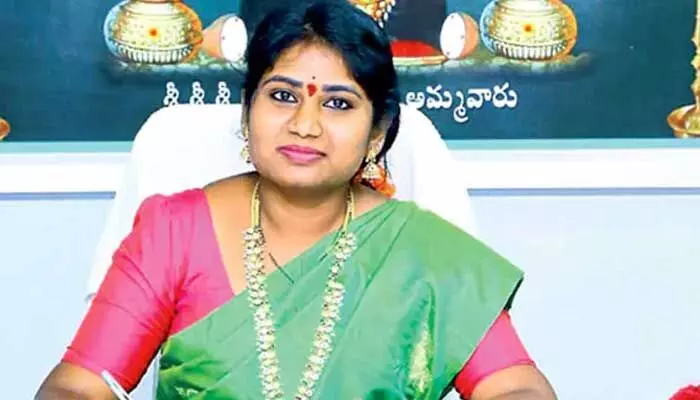 భారీగా బయటపడ్డ అక్రమాస్తులు.. దేవదాయశాఖ అసిస్టెంట్ కమిషనర్ శాంతి అరెస్ట్ భారీగా బయటపడ్డ అక్రమాస్తులు.. దేవదాయశాఖ అసిస్టెంట్ కమిషనర్ శాంతి అరెస్ట్