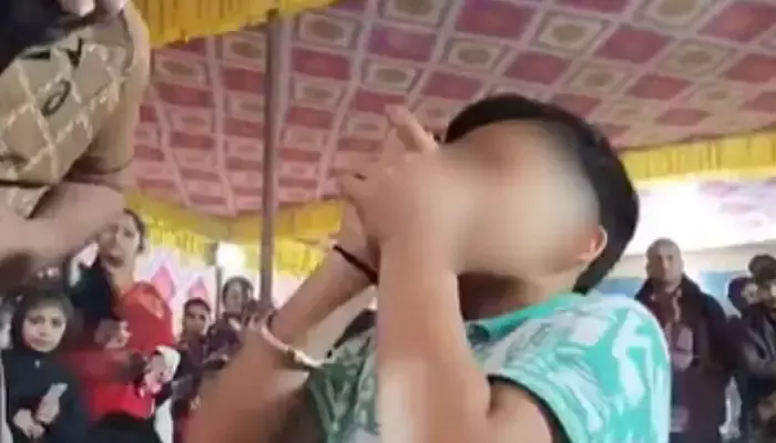 తెరపైకి సిగరెట్ వాలే బాబా... డబ్బులు జల్లుతూ జనాల రచ్చ ! తెరపైకి సిగరెట్ వాలే బాబా... డబ్బులు జల్లుతూ జనాల రచ్చ !