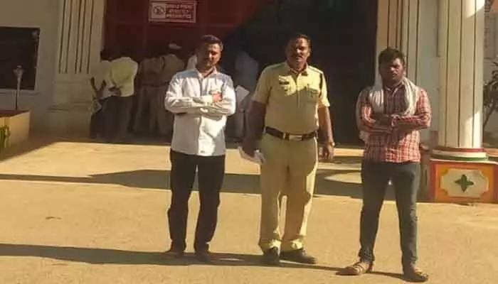 మహిళను వేధించిన కేసులో ఇద్దరికీ జైలు శిక్ష మహిళను వేధించిన కేసులో ఇద్దరికీ జైలు శిక్ష