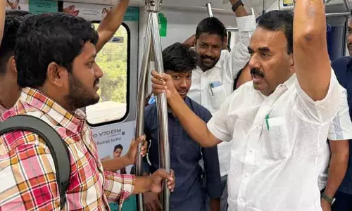 సామాన్యుడిలా మెట్రోలో మంత్రి జూపల్లి ప్రయాణం