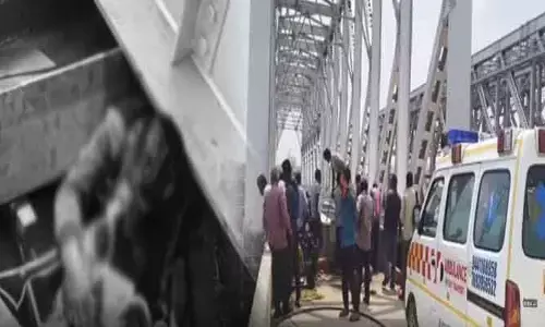 BREAKING: రైల్వే బ్రిడ్జి పనుల్లో ప్రమాదం.. జారిపడిన కార్మికులు.. మధ్యలోనే?
