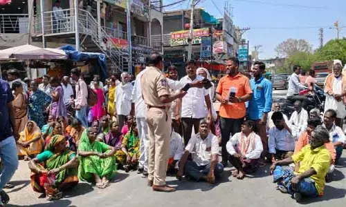 గుడి క‌ట్ట‌నివ్వ‌నందుకు రోడ్డెక్కిన గ్రామ‌స్తులు