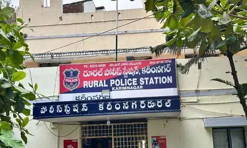 పెట్రోల్ పోసుకొని నిప్పంటించుకున్న యువకుడు